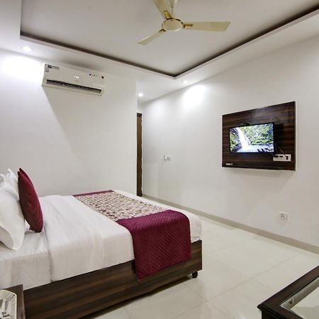 Hotel Devrana Delhi Airport Nova Deli Exterior foto